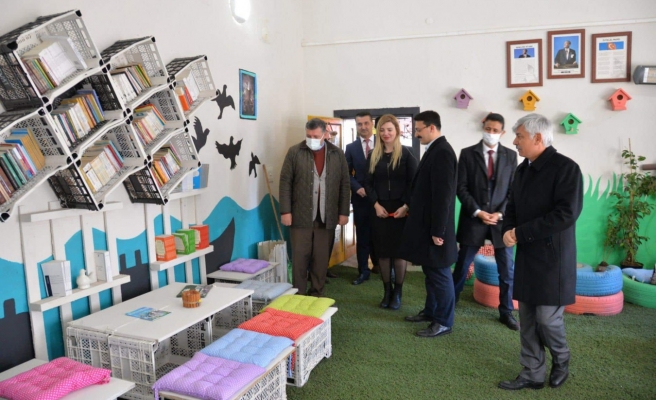 Atık malzemelerden kurulan kütüphane açıldı