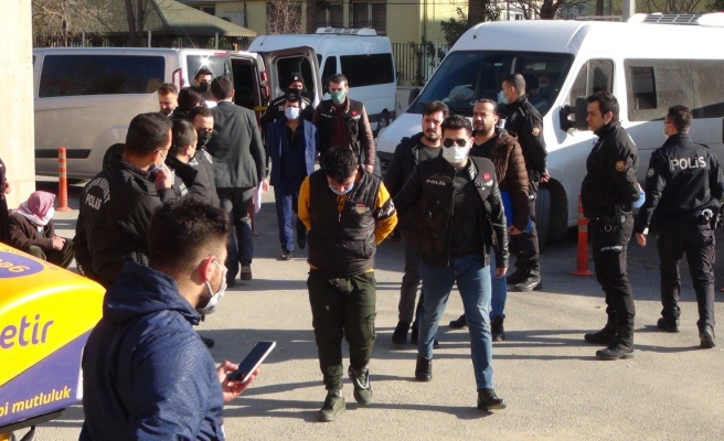 Urfa'da sokak ortasındaki cinayete ilgili 5 zanlı adliyeye çıkartıldı