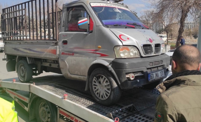 Kamyonet trafikten men edildi, sürücüye para cezası verildi