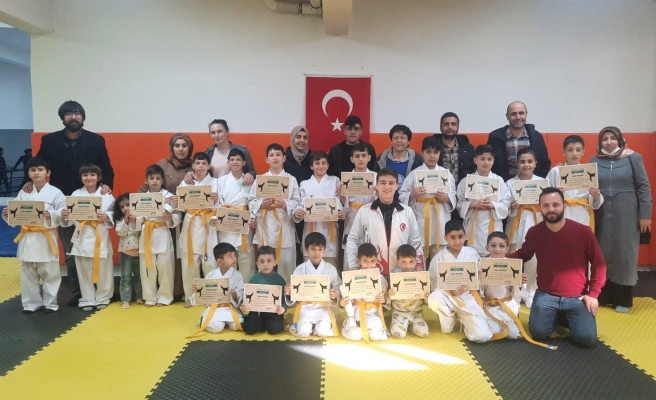 Karate kursunda başarılı olan öğrencilere kuşak belgesi