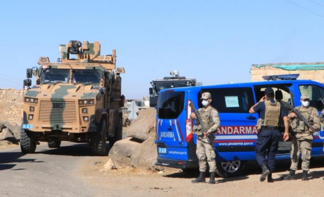 Urfa’da jandarma aracını taşlayanlar gözaltına alındı