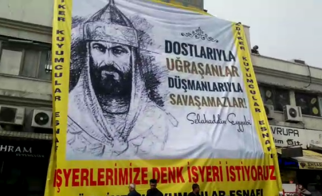 Çarşı esnafından davullu zurnalı yeni pankart