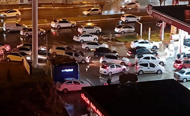 Zam haberi sonrası akaryakıt istasyonlarında kuyruk