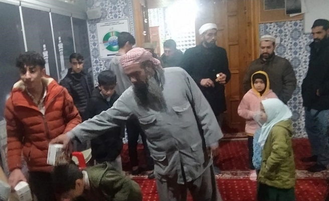 Viranşehir'de vatandaşlara kandil simidi dağıtıldı