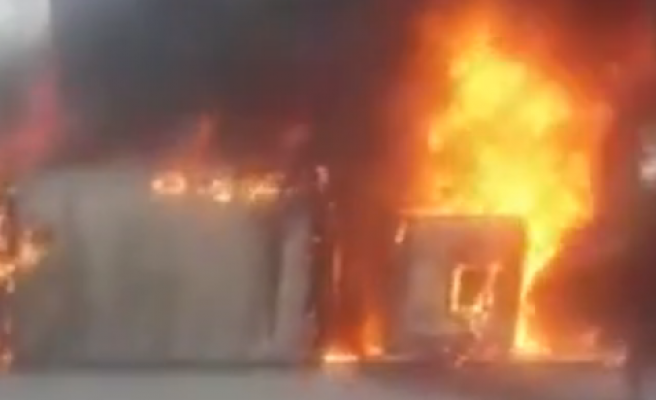 Lastiği patlayan tır alev aldı!