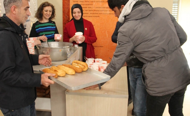 Öğrencilere ekmek ve üzüm hoşafı ikram edildi