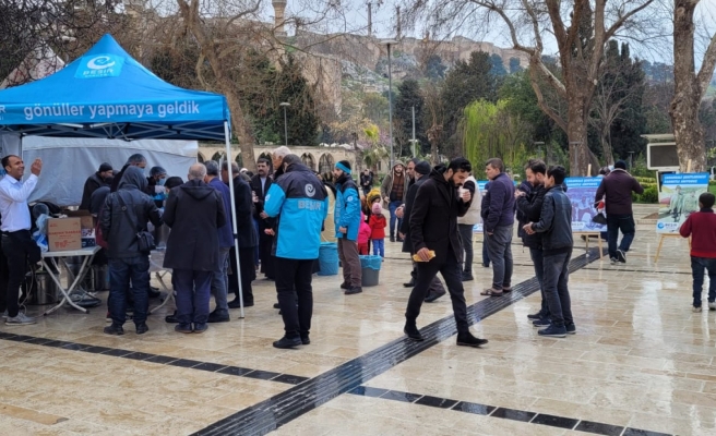 Balıkgöl'de vatandaşa üzüm hoşafı ve ekmek ikramı