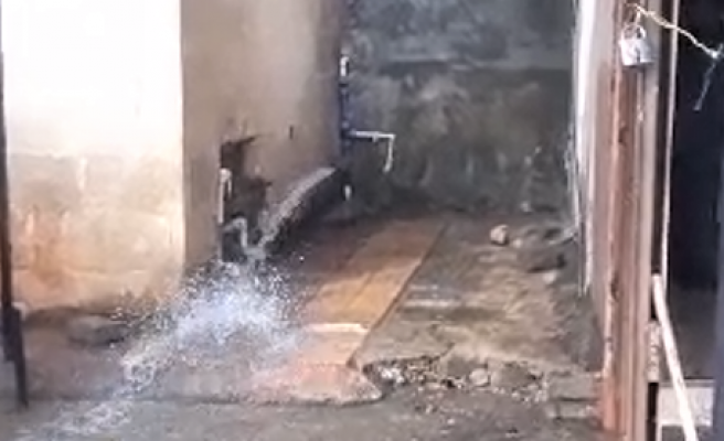 Çarşının demir borularını söküp çaldılar!