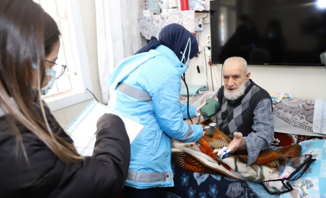 Yaşlılara Saygı Haftası'nda yaşlı haftalara çiçek