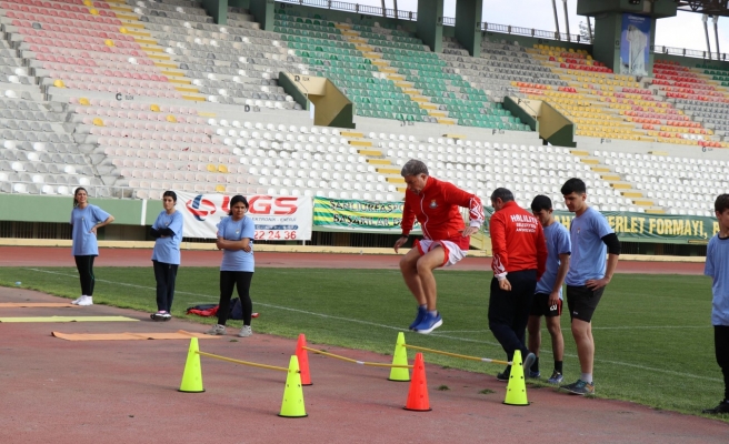 Uzman eğitmenler eşliğinde parkur sınavına hazırlanıyorlar
