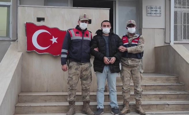 Cinayet zanlısı saman çuvallarının arasında yakalandı