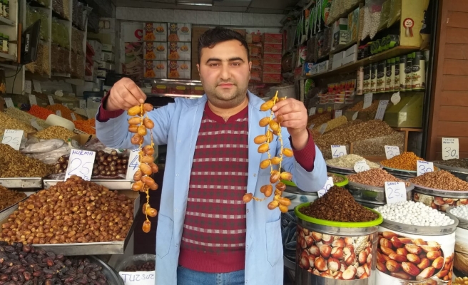 Ramazan’ın gözdesi hurmalar tezgahları süslemeye başladı