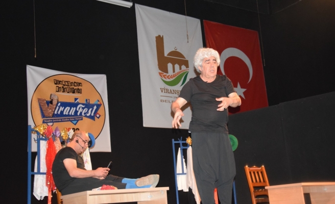 Kürtçe tiyatro oyunu kahkahaya boğdu