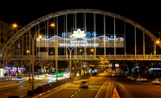 Urfa’da caddeler ve sokaklar ışıl ışıl