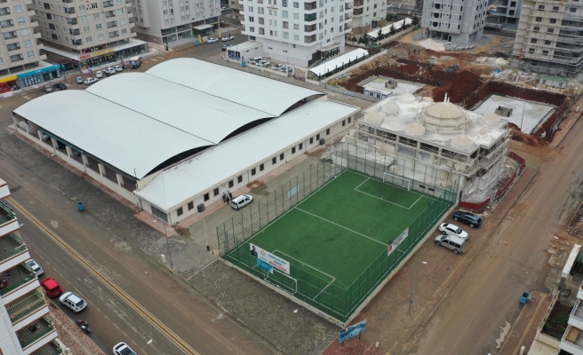 Karşıyaka kapalı semt pazarı hizmete açılıyor