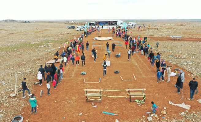 Çocuklar kurulan parkurda 