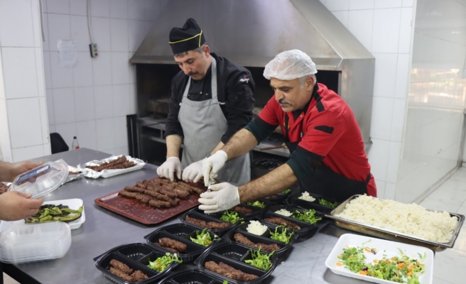 Büyükşehir’den her gün 6 bin 500 kişiye sıcak yemek