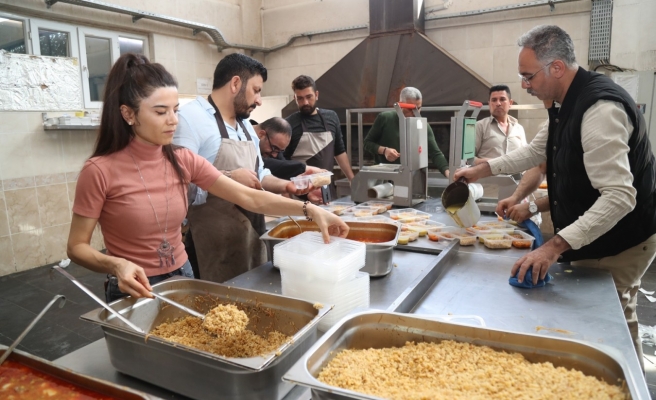Başkan Kuş iftarlıkları hazırlamak için mutfağa girdi
