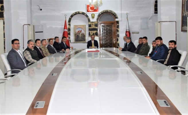 Vali Erin araya girdi! Aileyi makamında kabul etti