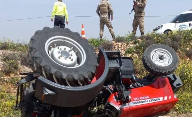 Traktör devrildi! Ölü ve yaralı var