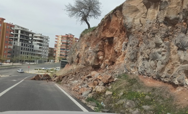 Şanlıurfa’da yolla düşen taşlar tehlike oluşturdu