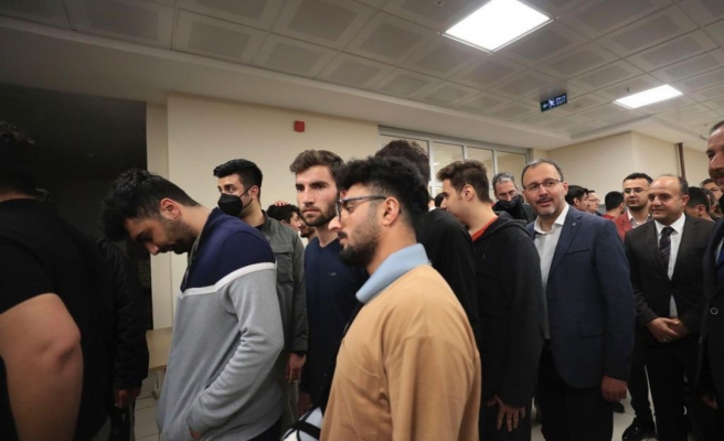 Bakan Kasapoğlu Urfa’da öğrencilerle sahur sırasına girdi