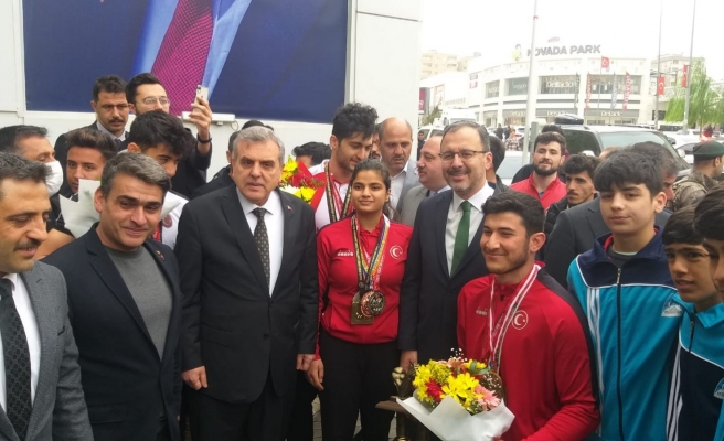 Bakan Kasapoğlu, Urfalı şampiyonları tebrik etti