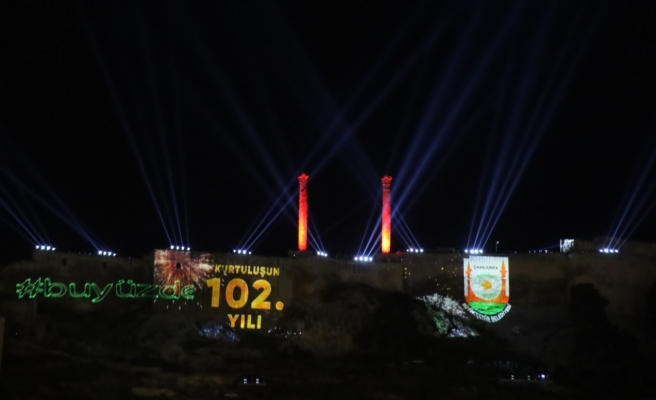 Kurtuluş temalı ışık ve lazer gösterisi tarihi Urfa Kalesi’ne yansıtıldı