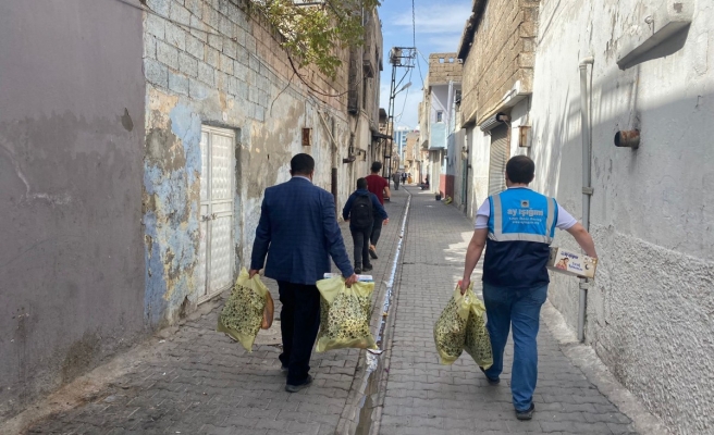 İhtiyaç sahibi ailelere yardım ediyorlar