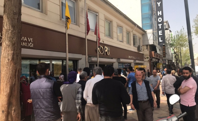 Haftanın ilk iş gününde postane önünde uzun kuyruklar oluştu