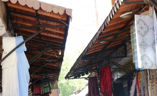 Tarihi çarşılara kent mimarisine uygun gölgelikler monte edildi