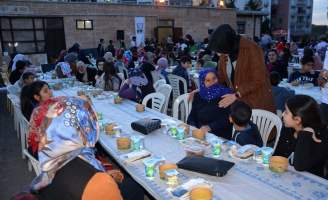Çakmak, yetimlerle iftarda buluştu