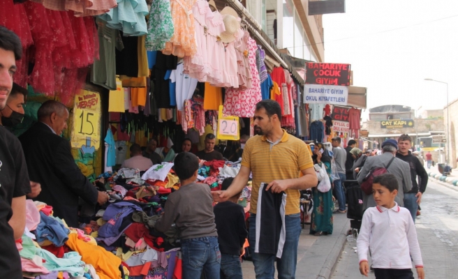 Vatandaş pahalılıktan esnaf kuru kalabalıktan şikayetçi