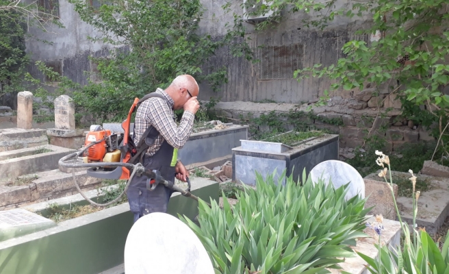 Viranşehir’de mezarlıklarda bayram temizliği