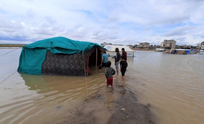 Sel onları da vurdu!