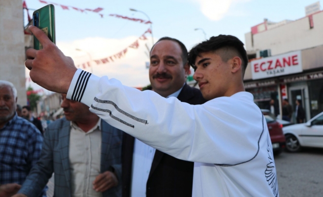 Parklardaki vatandaşlara ücretsiz çay ikramı