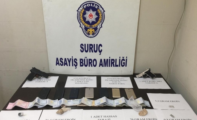 Suruç'ta uyuşturucu tacirlerinin evine baskın düzenlendi