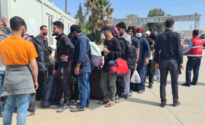 Suriyelilerin Akçakale’den ülkelerine gönüllü geri dönüşleri