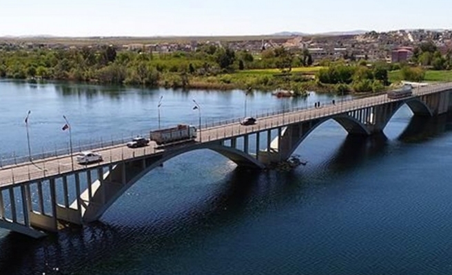 Birecik'te Suriyeli şahıs köprüden Fırat Nehri'ne atlayarak intihar etti