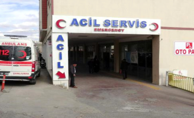 Urfa'da fırtınada tente yayaların üzerine düştü! Yaralılar var