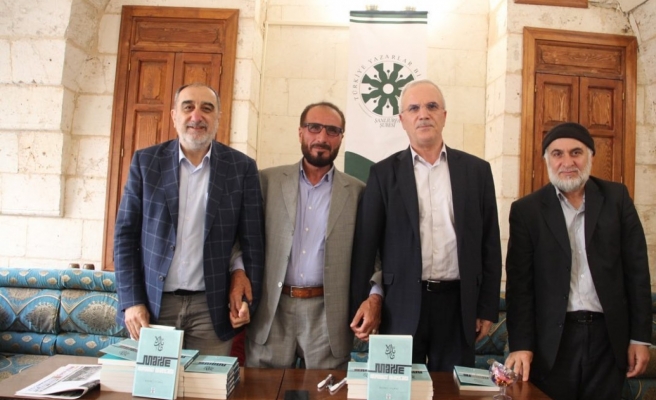 Yazar Yılmaz yeni kitabını imzaladı