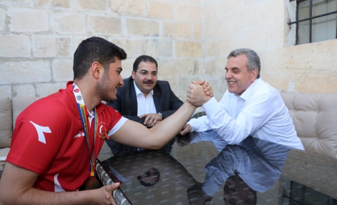 Avrupa şampiyonu ile Beyazgül bilek güreşi yaptı