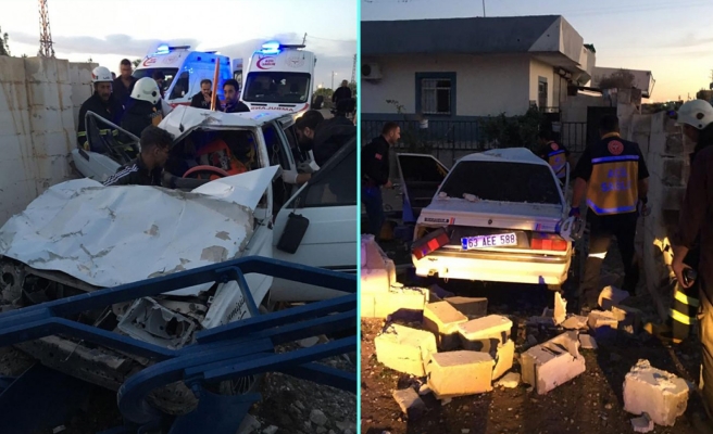 Polisten kaçarken kaza yaparak köy evinin avlusuna daldı