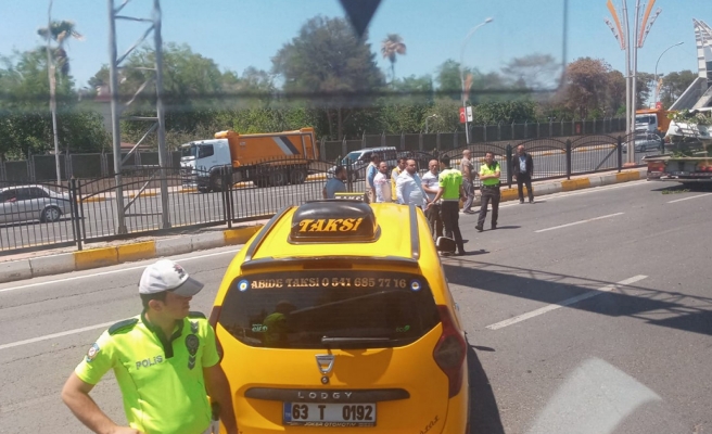 Ticari taksi ile otomobil çarpıştı