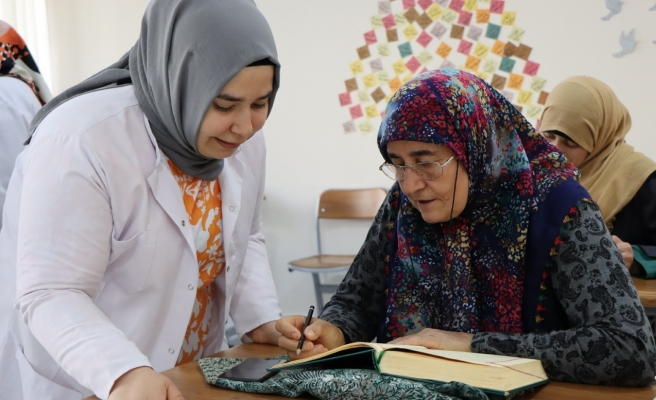 Kadınlar hem öğreniyor hem ev ekonomilerine katkı sağlıyor