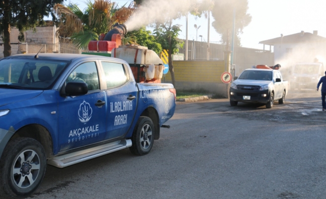 Akçakale’de belediye ekipleri larva ilaçlama çalışması yaptı