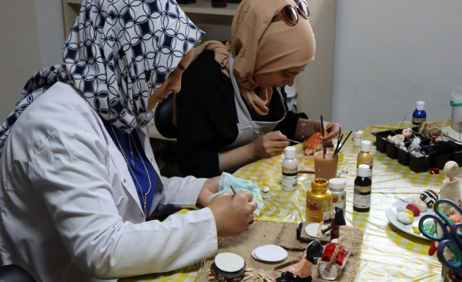 'Fırat'ın çakılları' kadınların elinde ‘süs eşyalarına' dönüşüyor