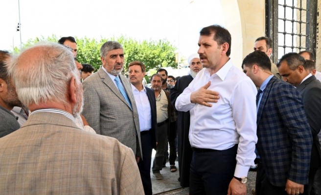 Vali Ayhan namaz sonrası külliyeyi inceledi