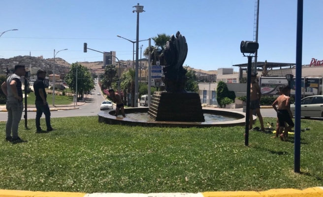 Şanlıurfa'da çocukların tehlikeli su keyfi