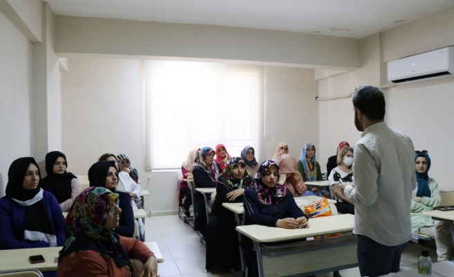Meslek öğrenen kadınlara seminer
